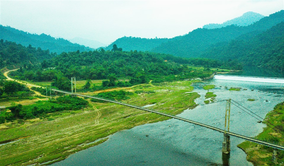 Cầu treo Phà Lài, hướng mắt từ cầu có thể ngắm nhìn đập nước Phà Lài (góc phải trên) chia đôi sông Giăng. Ảnh: Ngô Trần Hải An