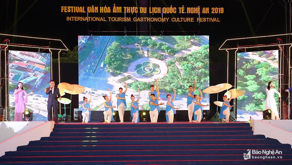 Tiết mục văn nghệ chào mừng khai mạc Festival Văn hóa Ẩm thực du lịch Quốc tế - Nghệ An 2019. Ảnh: Lâm Tùng