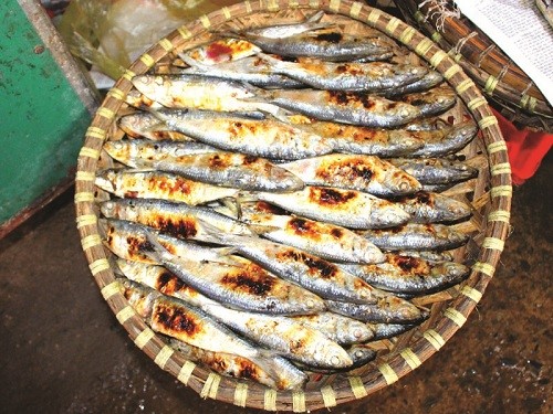 Về Nghệ An ăn cá trích nướng than